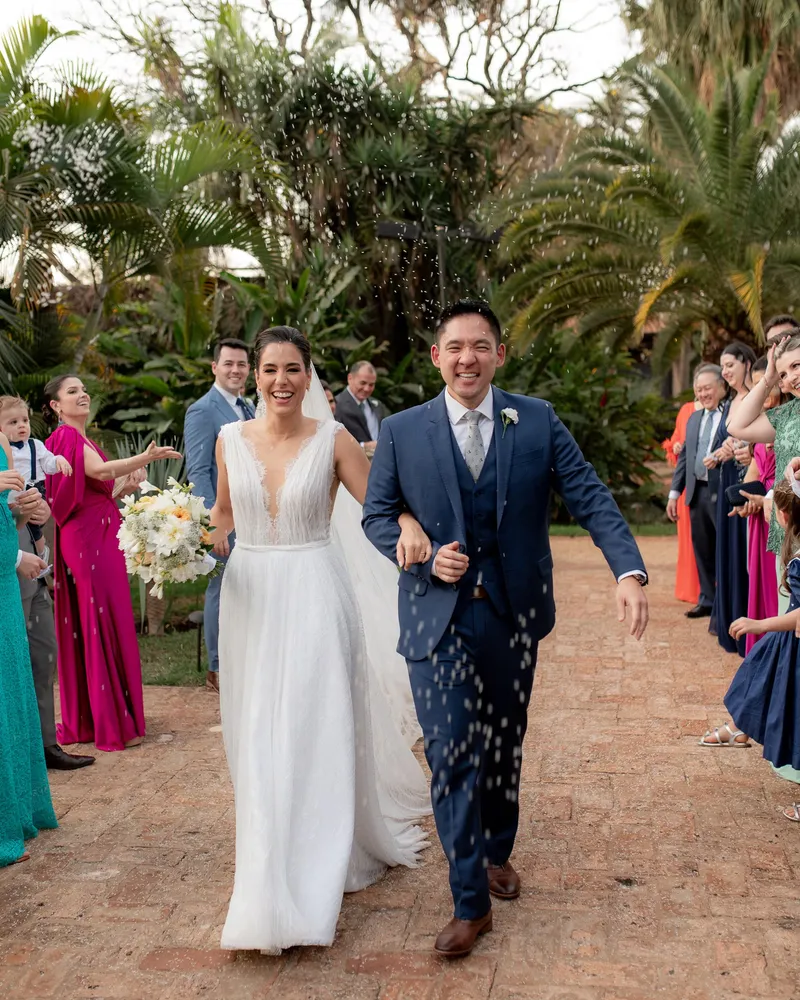 Casal durante cerimônia de casamento