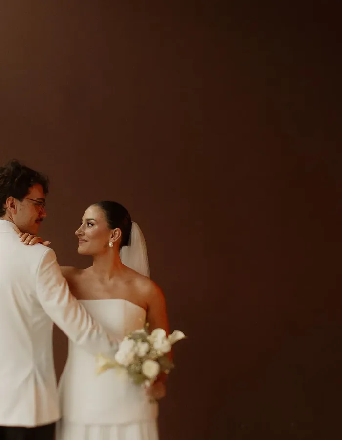 Casal durante cerimônia de casamento