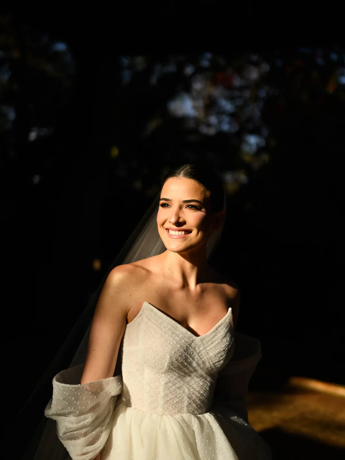 Detalhe do vestido de noiva — textura e movimento