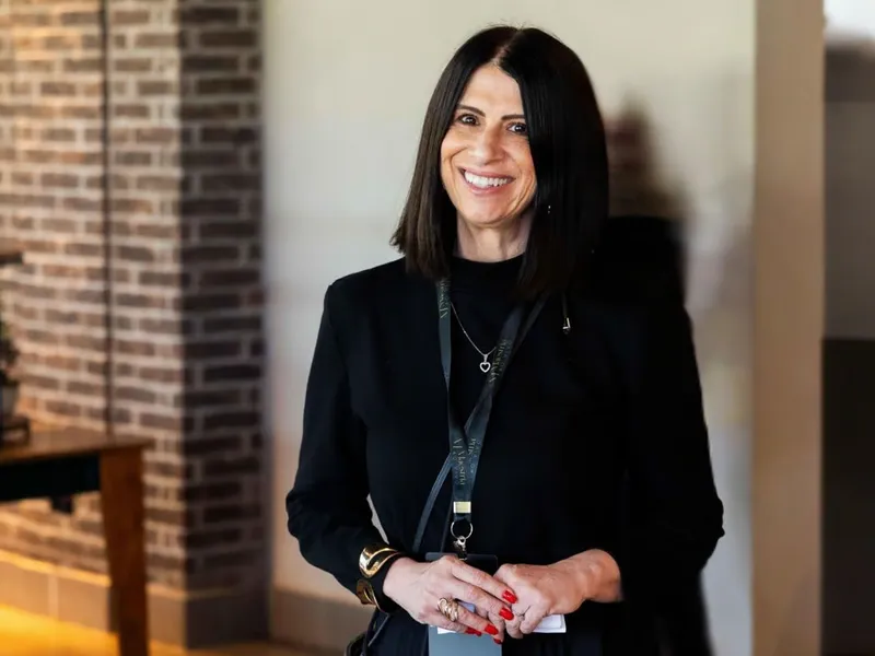 Evento corporativo com iluminação cênica e mesas postas — Sandra Olivério